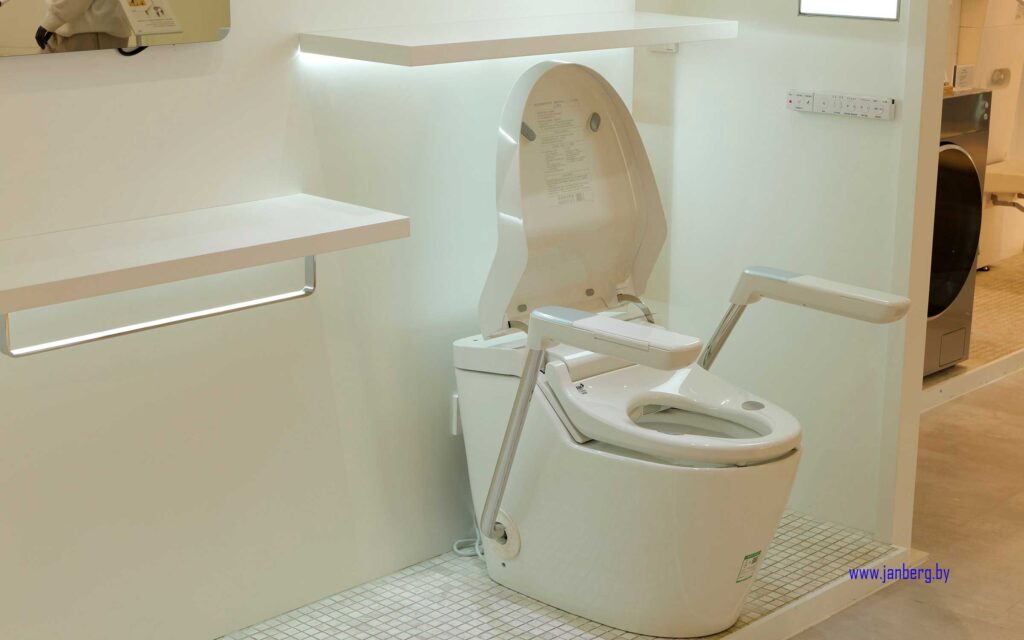 Туалет IoT на выставке в Panasonic Center Hangzhou, расположенном в центре города Ханчжоу